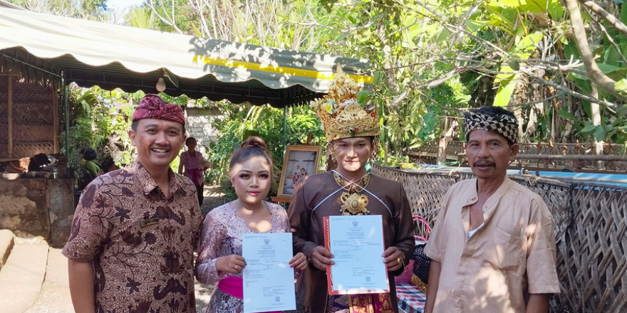 Perbekel Desa Kukuh Kerambitan Serahkan Dokumen Kependudukan Bagi Peserta Program Semara Ratih